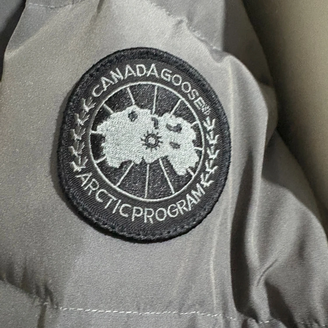 Grå dunjacka från Canada Goose M - 1