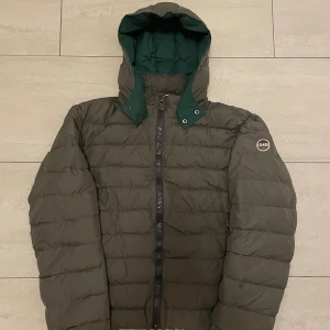 COLMAR DUNJACKA  - Tjena! Säljer denna Colmar Jacka i riktigt fint skick✔️ Storlek 52 (Passar L)✔️ Skriv vid minsta fundering✔️