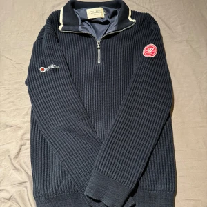 Vintertröja  - En skön vintertröja från Holebrook Sweden, i storlek L, den är i bra skick, färg mörkblå.