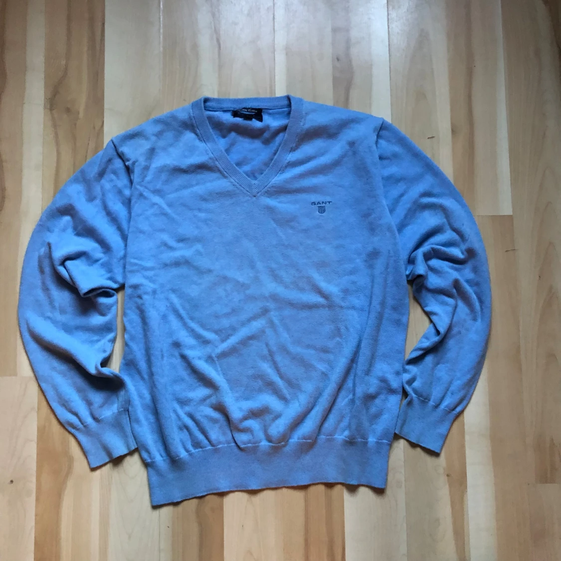 Ljusblå v-ringad tröja från GANT - 1