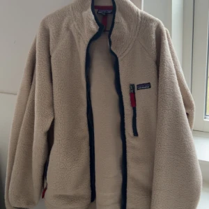 Patagonia jacka  - Knappt använd patagonia jacka som har bra skick och väldigt skön.