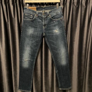Dondup jeans - slim fit  - Dondup jeans - skick 9/10, strålande skick! - storlek w33 men passar betydligt mindre, w29 ungefär, längd 30 - Modell: mius, slim fit - sjukt fet färg, tvätt och slitningar! - hör av er vid frågor🙌
