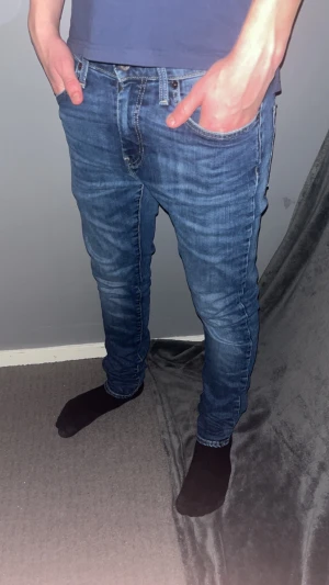 Slim jeans  - Slim jeans - Levis - Storlek: W27/L32 - Mycket bra skick - Nypris: 1299kr - Vårt pris: 99kr - hör av dig vid funderingar 💫