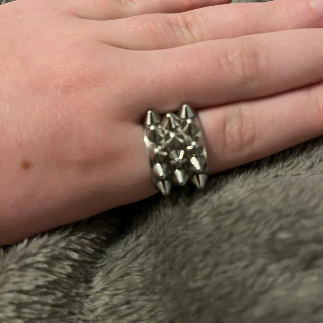 Silvrig ring med nitar - 1