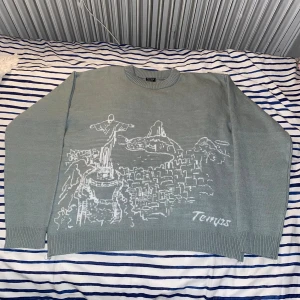 Viral stickad tröja med Brasilien tryck från Temps - Säljer den virala stickade tröjan från märket Temps då den inte kommer till nån användning. Tröjan är i 10/10 skick, har inga skador eller så och har använts endast 1 gång. Nypriset för den här är runt 900kr. Mitt pris 750. Tröjan kommer även med original förpackning. Om du skulle vara intresserad eller har frågor så är det bara att höra av dig🤝