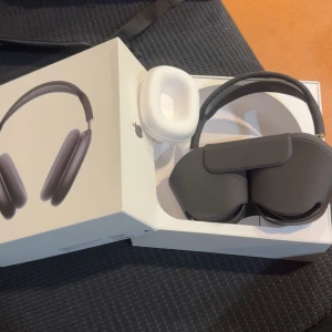 AirPods Max - Apple AirPods Max i svart färg, komplett med originalförpackning och skyddsfodral. Hörlurarna är i mycket gott skick utan synligt slitage. Premium ljudkvalitet, aktiv brusreducering och bekväm passform. Perfekt för musik, film och samtal. Levereras med alla tillbehör. KVITTO FINNS 