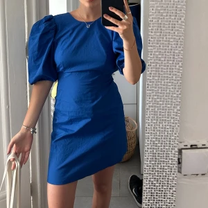 Klänning öppen rygg  - Så fin och underbar miniklänning med öppen rygg!! Så snygg i blå också, framhäver kroppens figur 💙😍 passar xs/s