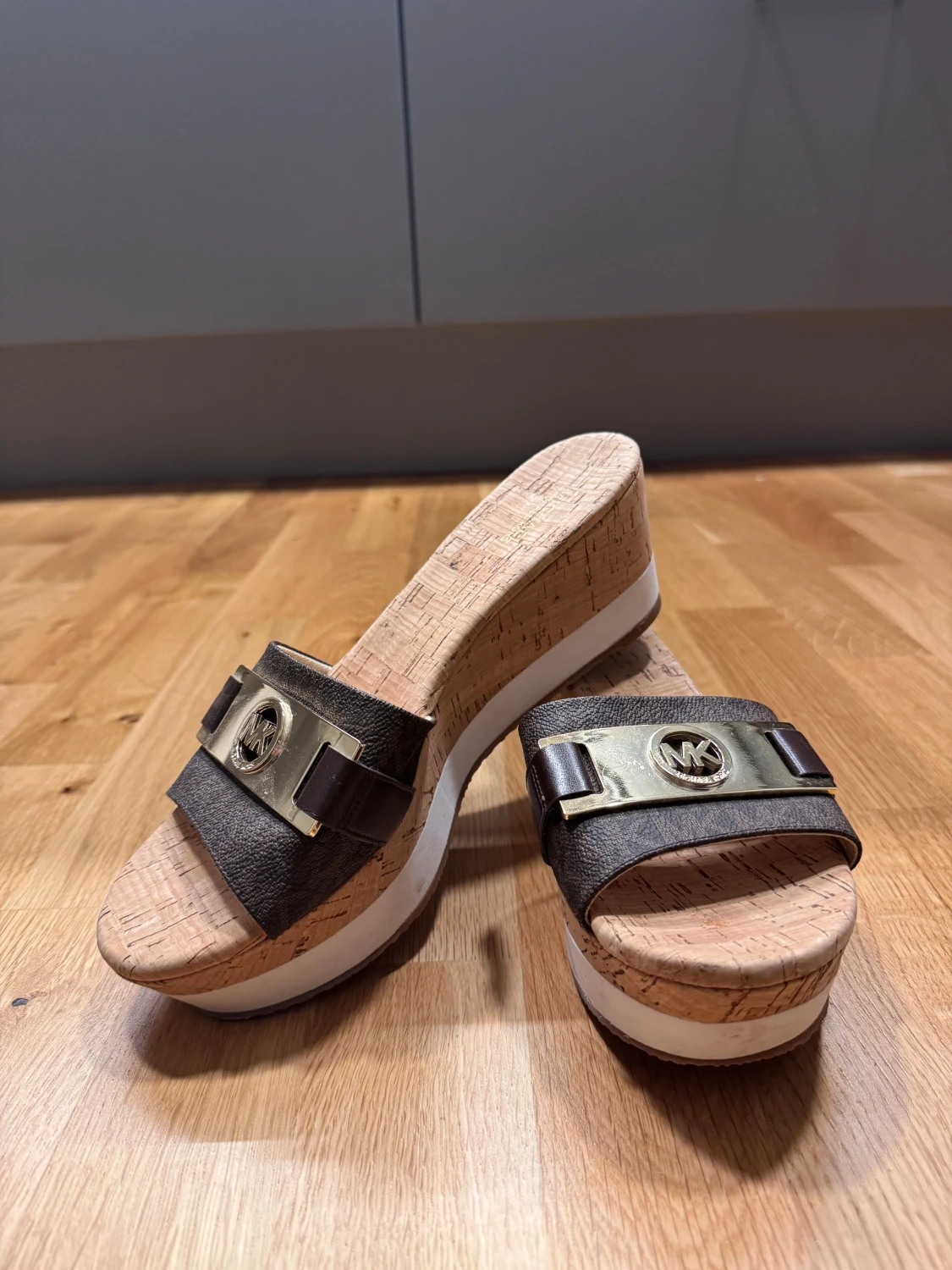 Michael Kors sandaler med korkkilklack - 2