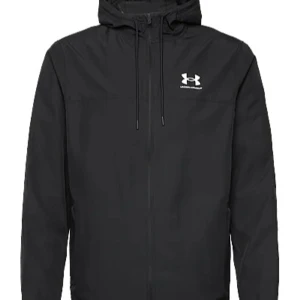 Svart vindjacka från Under Armour - Svart vindjacka från Under Armour med huva och snörning. Jackan har dragkedja framtill och en stilren logga på bröstet. Långärmad och tillverkad i lätt polyester som passar perfekt när du vill ha en clean och sportig look.