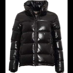 Colmar jacka  - Super snygg, i storlek 36! För referens så är jag 169❤️  I väldigt bra skick. Om någon har en Fjällräven jacka u storlek S som dem hade velat byta mot så är jag öppen! Öppen för rimliga prisförslag❤️❤️❤️❤️❤️❤️❤️