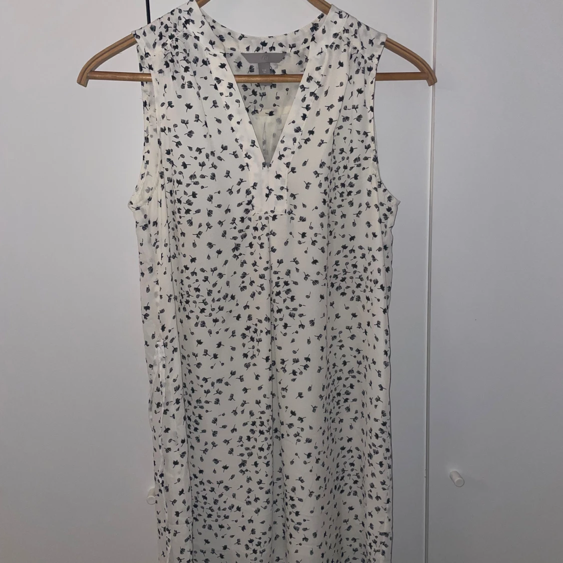 Vit blommig ärmlös klänning H&M