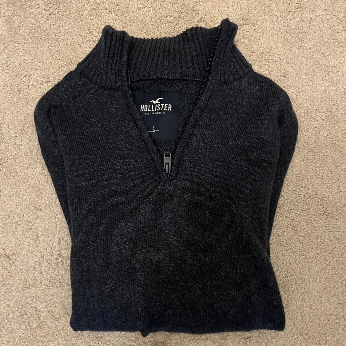 Mörkgrå stickad tröja Hollister