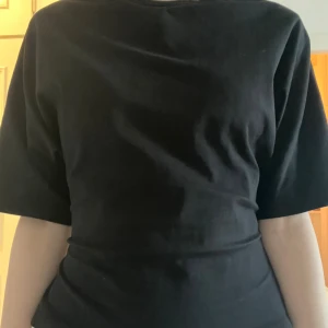 Svart tröja från Nelly med knyttning i ryggen. Storlek S - Svart tröja från Nelly i storlek S med knyttning i ryggen. Nästan helt oanvänd. Tröjan har INGA defekter. Skriv privat om ni har några frågor o funderingar över tröjan, Eller för flera bilder. Nypris: 349kr