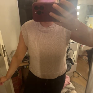 Beige stickad väst från H&M - Snygg beige stickad väst från H&M i storlek M. Modellen är ärmlös med rund hals och ribbade kanter vid hals och nederkant. Perfekt att styla över en skjorta eller t-shirt☺️