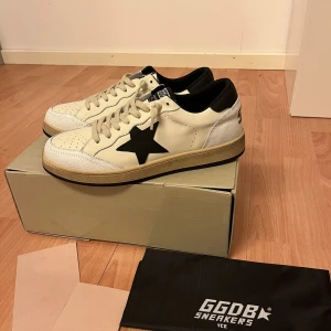 Golden Goose Ballstar - Snygga GGDB sneakers i vitt skinn med svart stjärndetalj på sidan och svart sula. Perfekt för dig som gillar stilrena och coola sneakers. Dom är nästan oanvända då de blivit för små. Kommer med skokartong och dustbag. Priset är inte hugget i sten! Hör av dig vid minsta fråga!