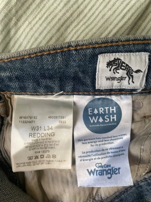Wrangler Redding blå jeans W31 L34 - Snygga Wrangler Redding jeans som är lite baggy i modellen. Helt oanvända, ny pris 1000 kr