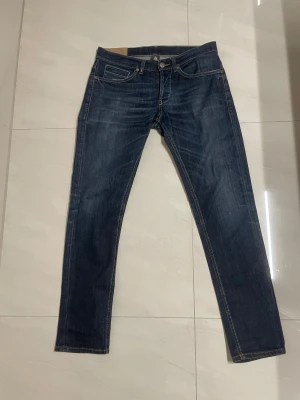 Dondup George 33 - Dondup George i storlek 33 i riktigt bra skick. Bara att fråga vid minsta lilla fundering