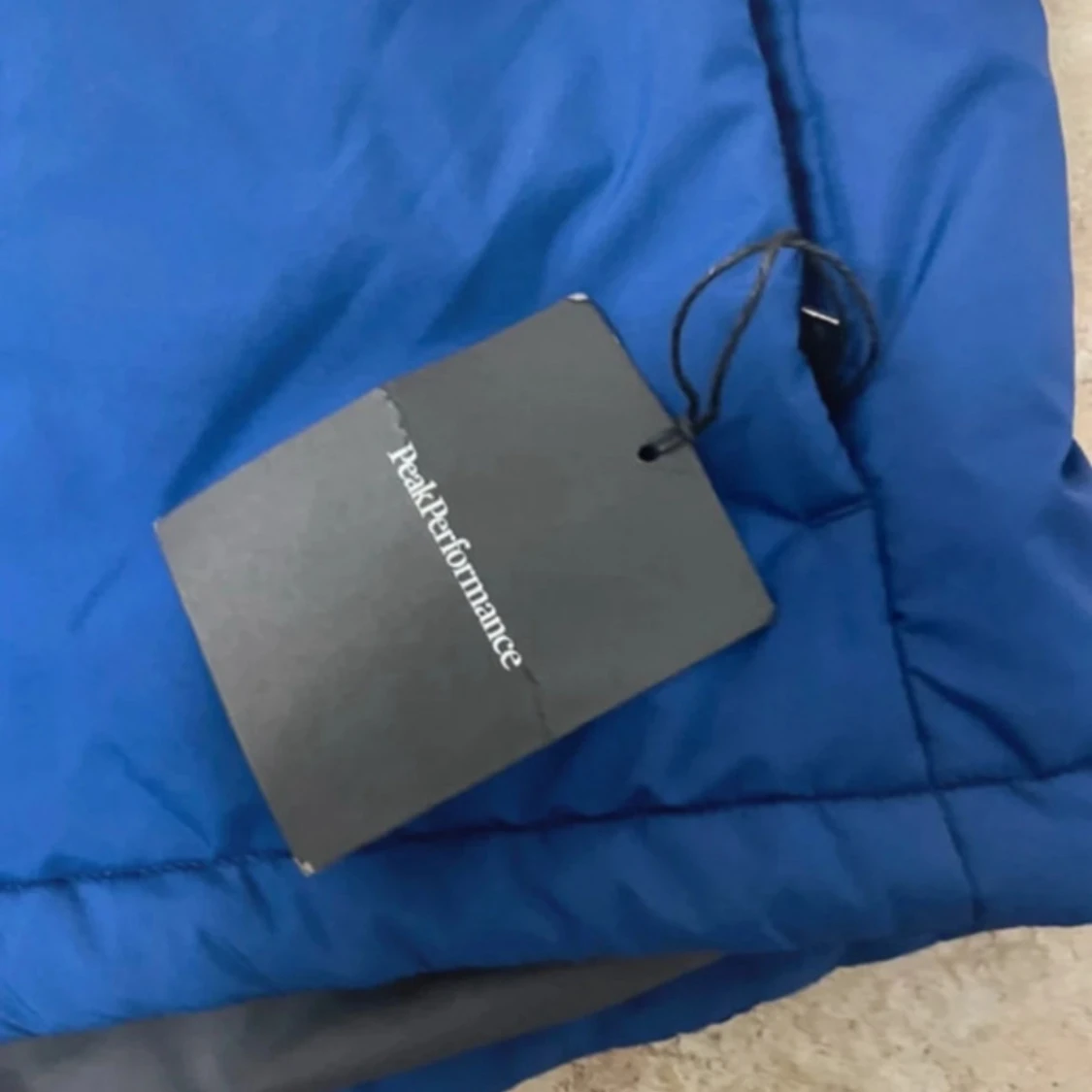 Blå pufferjacka Peak Performance - 3