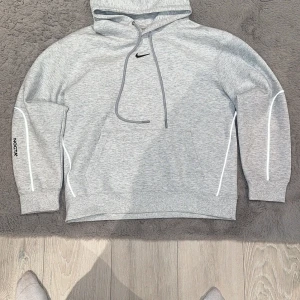 Grå Nike NOCTA hoddie -  Nike NOCTA hoddie passar både S-M är dock lite kort. Helt ny