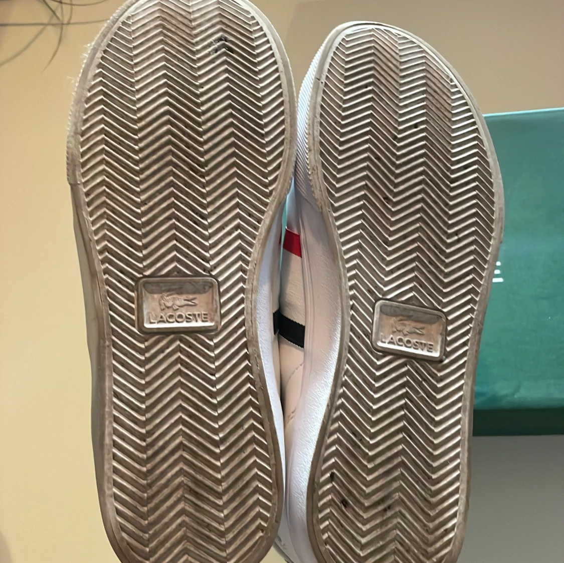 Vita Lacoste sneakers med röd och blå detalj - 3