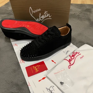 Christian Louboutin  - Svarta Christian Louboutins i storlek 42. skriv för mer info eller bilder!