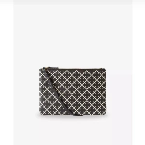 Svartvit kuvertväska med mönster - Stilren kuvertväska i svart med vitt rutmönster och smidig handledsrem. Väskan har dragkedja upptill och är perfekt för att bära det viktigaste. Tillverkad i syntetmaterial med en modern look. Men tyvärr är själva bandet borta.