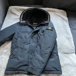 Stone island vinter jacka  - Fin mörkblå stone island jacka i bra skick. Väldigt ovanlig modell för bra pris 