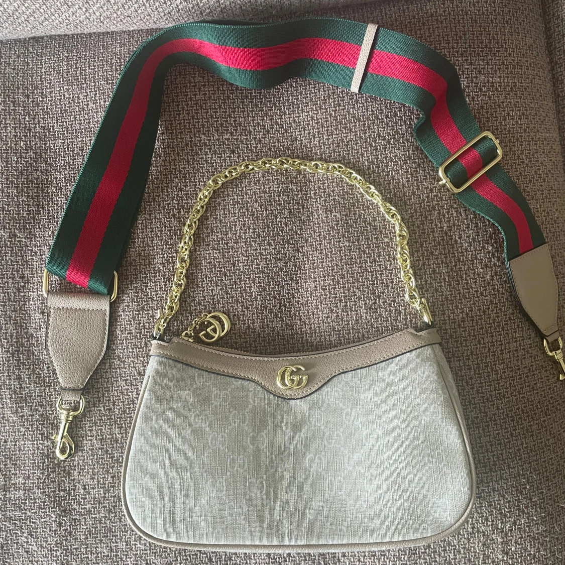 Beige GG axelväska från Gucci - 2