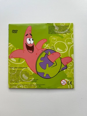SvampBob Fyrkant Happy Meal DVD - Två hemliga avsnitt! - Säljer en SvampBob Fyrkant DVD från ett Happy Meal, innehåller två hemliga avsnitt samt "The Thing" och "Hocus Pocus". Perfekt för samlaren eller SvampBob-fantasten! DVD:n är i fungerande skick.
