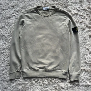 Stone Island Sweatshirt - Säljer nu en Stone Island sweatshirt!                              Skick - 8/10 | Storlek - S (Passar S/M)