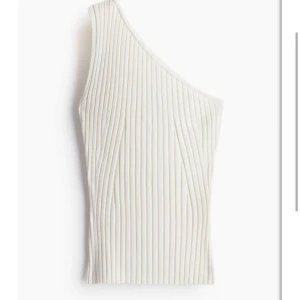 Vit oneshoulder topp från h&m - Snygg vit ribbad topp med oneshoulder-design från h&m 