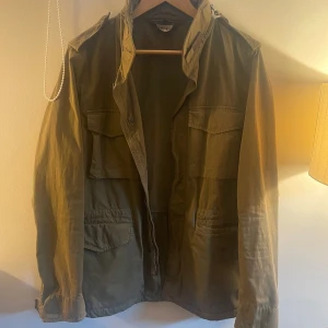 Aspesi field jacket - Otroligt eftertraktad field jacket från aspesi i utmärkt skick. Jackan har bara används en höst men har blivit lite liten. Den är i M och har en fin mossgrön färg med en stilren look. Vid fler frågor är det bara att skriva!
