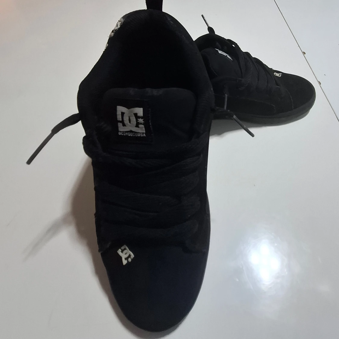 Svarta DC sneakers med grafiska detaljer - 2