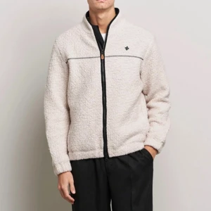 Teddy jacka Morris  - Morris fleece jacka i storlek L. Väldigt bra skick då den knappast är använd och har ett nypris på 2899kr! Den är något tjockare vilket gör att den håller värme bra under vintern. DM FÖR PRISSÄNKNING!!! GÅR ATT DISKUTERAS!!!