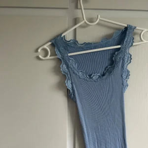 Ljusblå ribbad linnetopp med spets - Rosemunde top