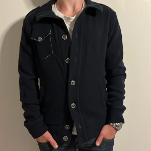 Woolrich cardigan - Otroligt skön cardigan från Woolrich i storlek M (passar M/L). Nypris: 3100kr. Vårt pris: 699kr. Modellen är 173 cm och väger 70kg. Hör av er vid frågor!