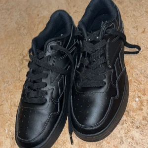 Svarta Reebok sneakers i skinn - Snygga helsvarta Reebok sneakers med klassisk design och diskreta detaljer. 