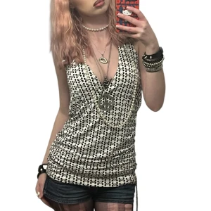 Svartvit omlott halterneck topp - Snygg svartvit omlott halterneck topp med grafiskt mönster. Djup v-ringning och smal passform som sitter tajt mot kroppen. Toppen är ärmlös och har knyt i nacken. Perfekt för dig som gillar att sticka ut med coola detaljer och unik stil. Storlek M men passar mindre också då den går att knyta som man vill🙏🏻😻