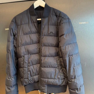 J.Lindeberg bombarjacka  - J.Lindeberg vändbar marinblå bombarjacka i dun, stl medium i fint skick 