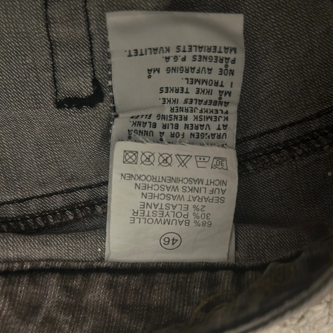 Grå raka jeans med broderade fickor - 3