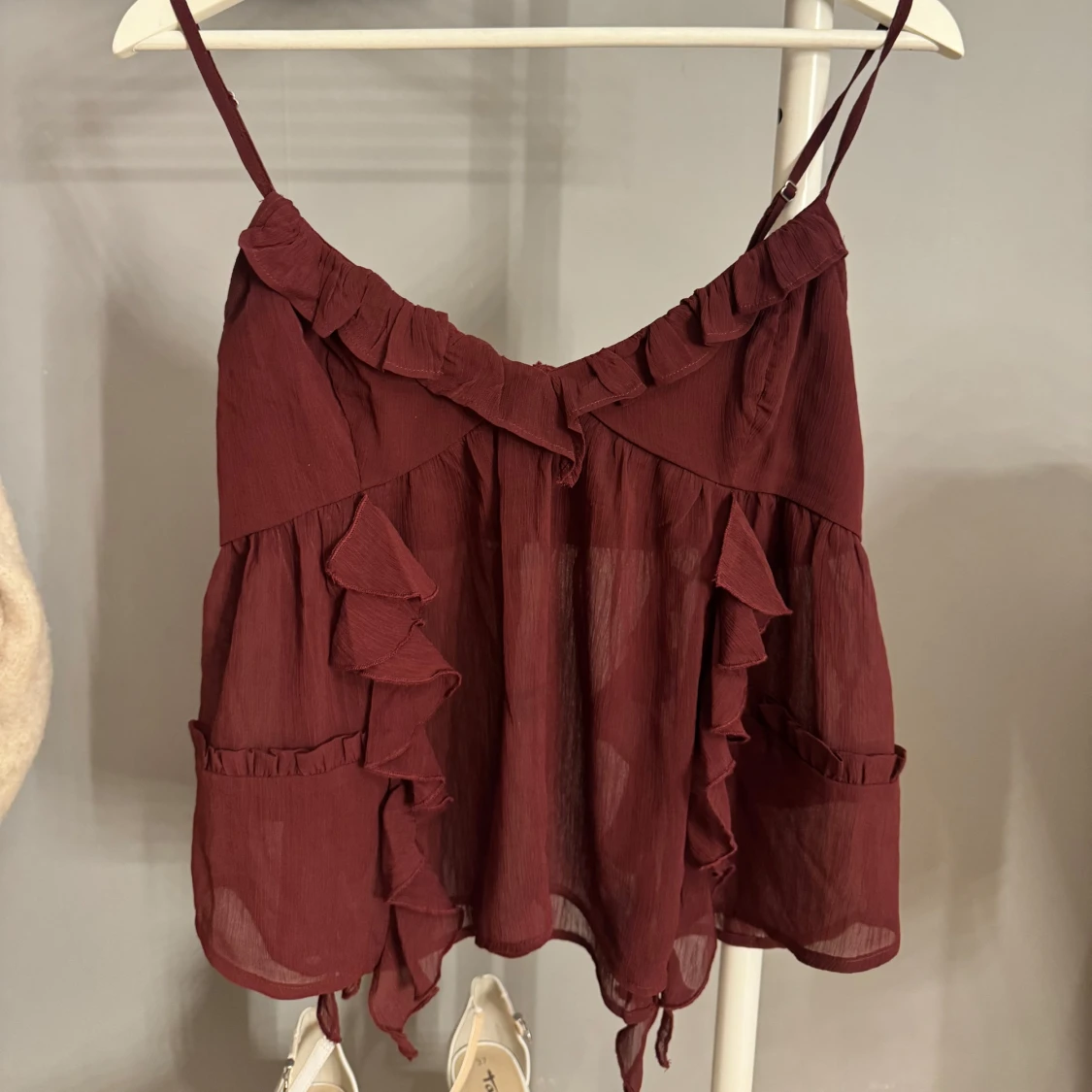 Vinröd volangig linnetopp