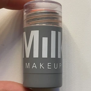 Milk Makeup Lip + Cheek Perk stick - Milk Makeup Lip + Cheek i färgen Perk är en krämig stick som funkar både som rouge och läppfärg. Färgen är en fräsch persikorosa och kommer i en smidig grå plastförpackning med transparent lock. Perfekt att ha med i väskan för snabba touch-ups.