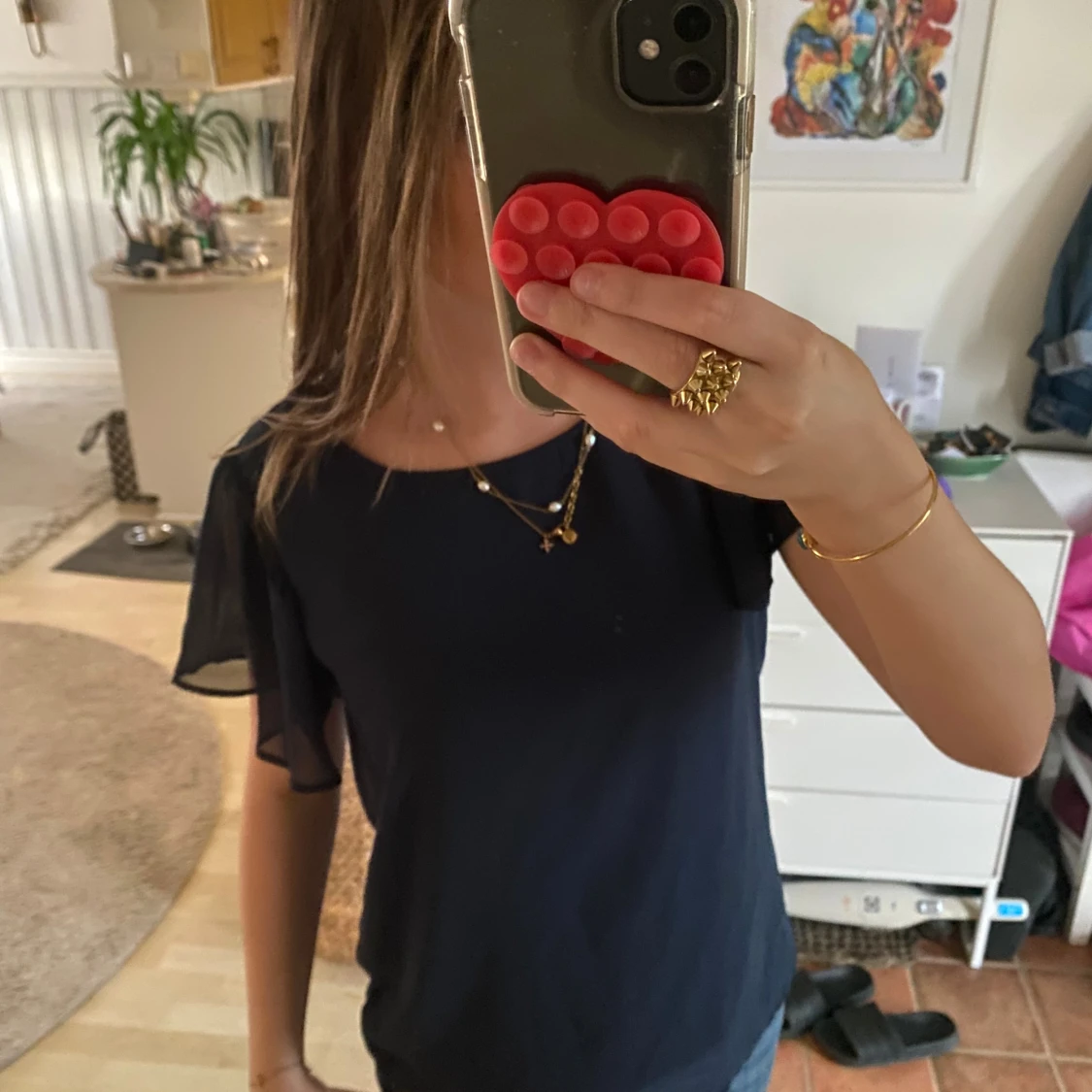 Mörkblå blus med volangärmar