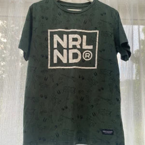 5 par olika T-shirts  - 2 Norrlands tröjor 2 random tröjor och 1 paranoid tröja. Säljs som paket vis