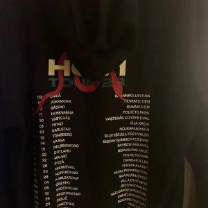 Hov1 hoodie tour 2023 - Hoodie från hov1 tour 2023. Har ej använt alls mycket. Den är i storlek S. Den ser helt ny ut och är ej urtvättad❤️ge gärna bud då fler är intresserade ❤️
