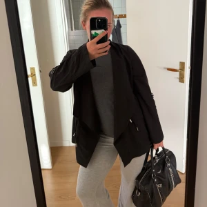 Svart vindkappa från Micha - Snygg svart vindkappa från Micha!! Helt ny och aldrig använd med prislapp! 