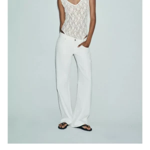 Populära Zara jeans - Säljer dom populära vita Zara jeansen! Exakt dom på bilden🥰strl m/38