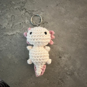 Nyckelring axolotl - Nyckelring virkad av mig 