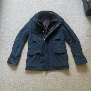 Tiger of Sweden fieldjacka  - Hej! Säljer denna jättefina fieldjackan ifrån märket tiger of Sweden i storlek medium. Den är bara använd en enstaka gång. Nypris ligger runt 3-4 tusen mitt pris 1599. Den har även en inbyggd väst inuti vilket gör den varm och bra till vintern. Hör gärna av dig om du har några funderingar!