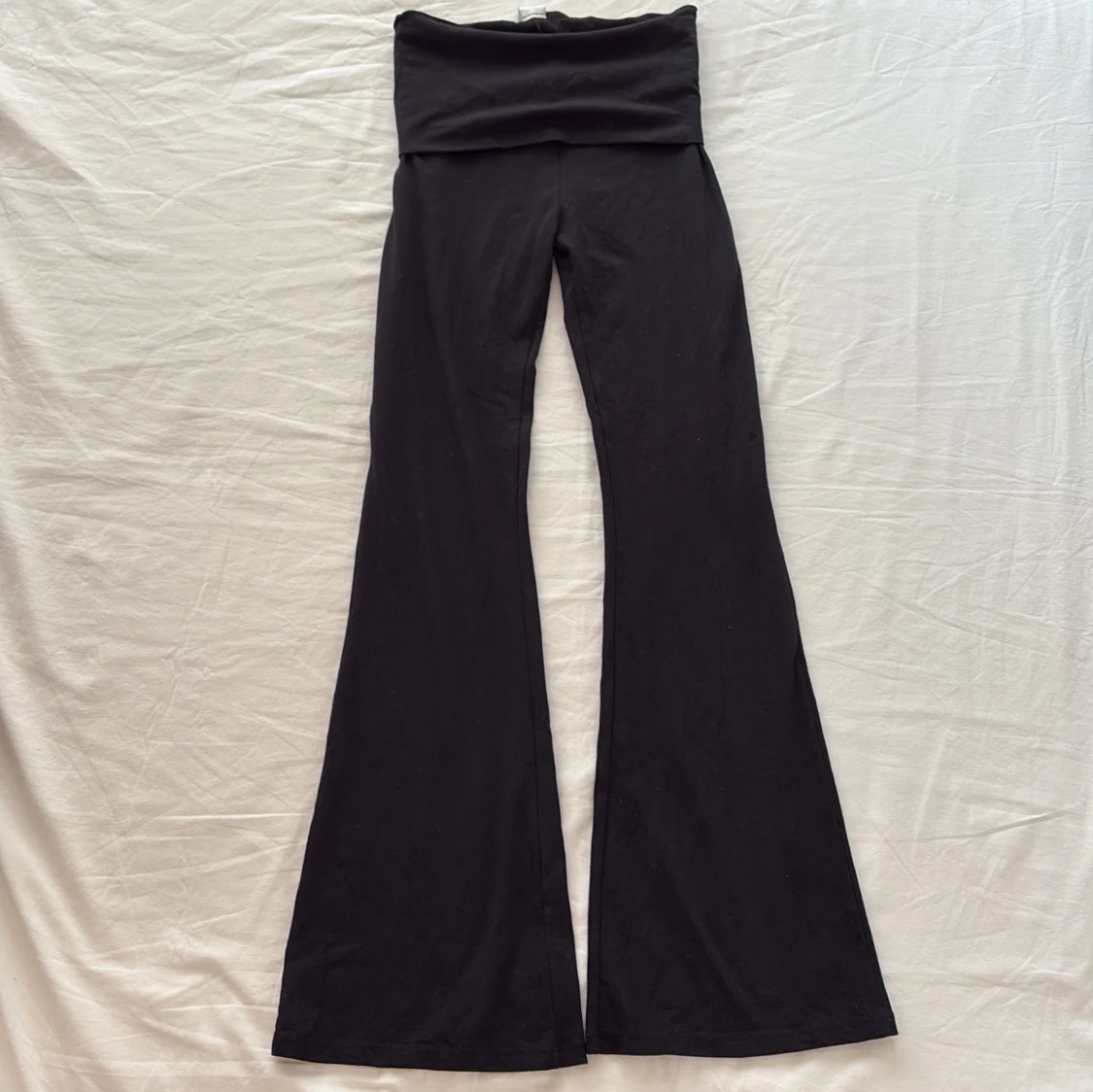 Svarta jogapants bootcut byxor från Lindex